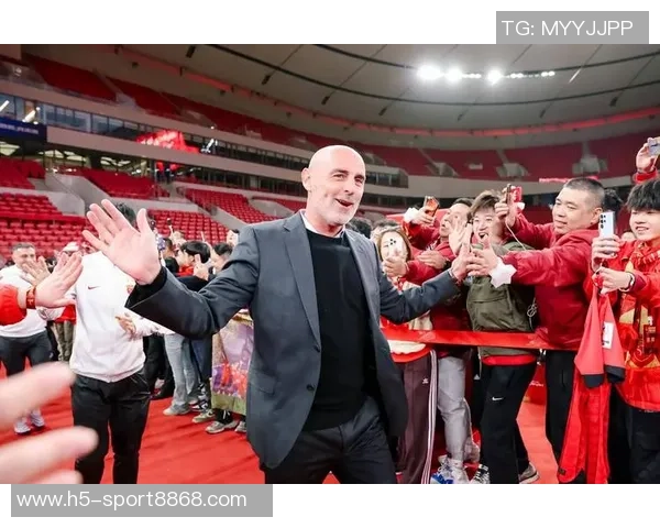 海港队在主教练穆斯卡特的带领下全力备战重返赛场迎接新挑战